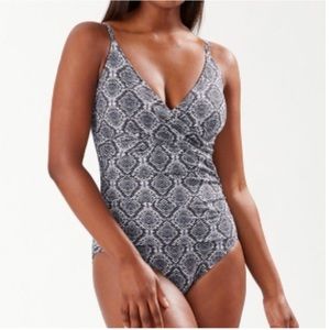 Tommy Bahama One Piece Bathing Suit in Grey & Black Desert Python Size 4